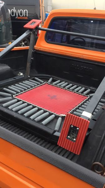 Een tramp vervoer je het makkelijkst in een oranje All Star-pickuptruck
