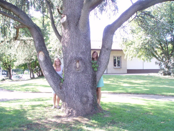Diandra en Marion achter een boom