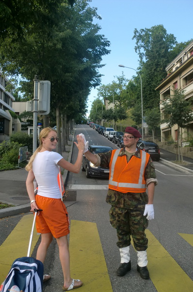 Natasja (links) en militair in camouflagekleding (rechts)
