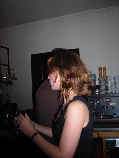 Mariska fluit naar de barman