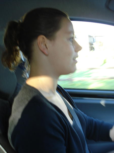 Annelies is geconcentreerd aan het rijden