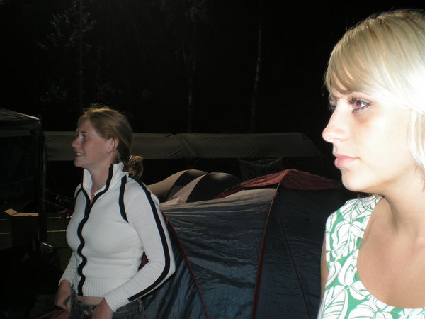Mariet en Cheryl en een zee van tenten